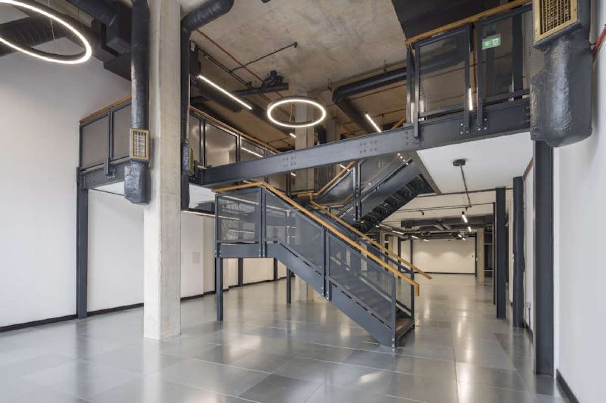 Retail/Shop in London - photo 2