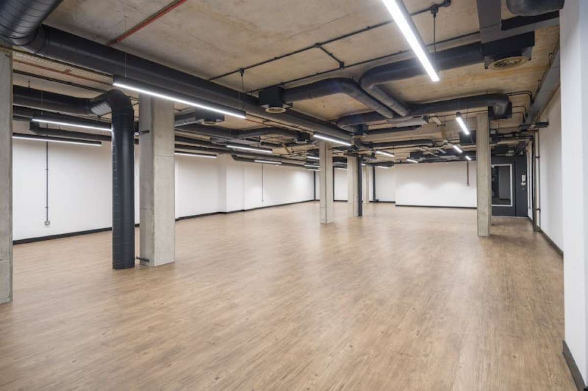 Retail/Shop in London - photo 4