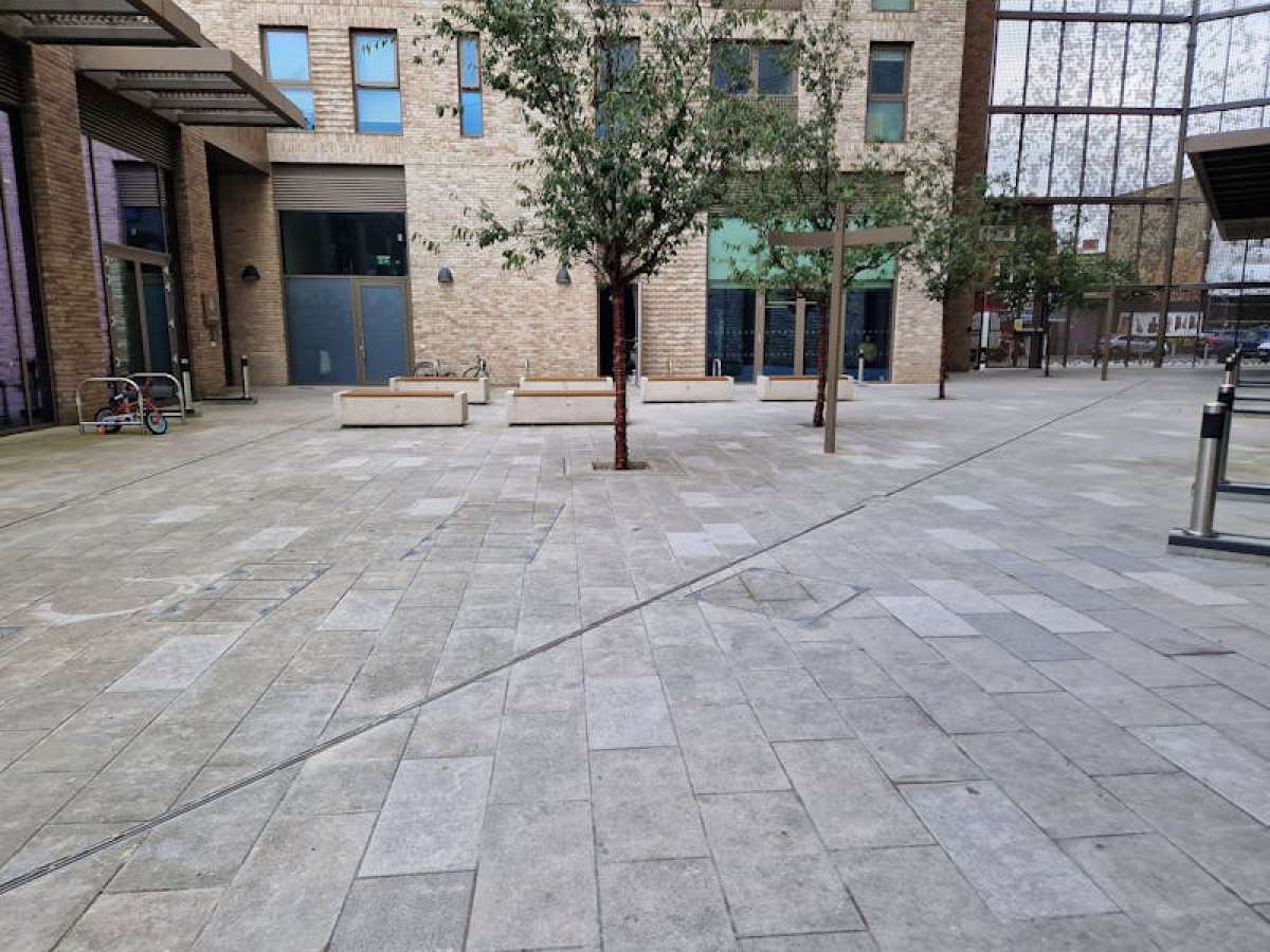 Retail/Shop in London - photo 4