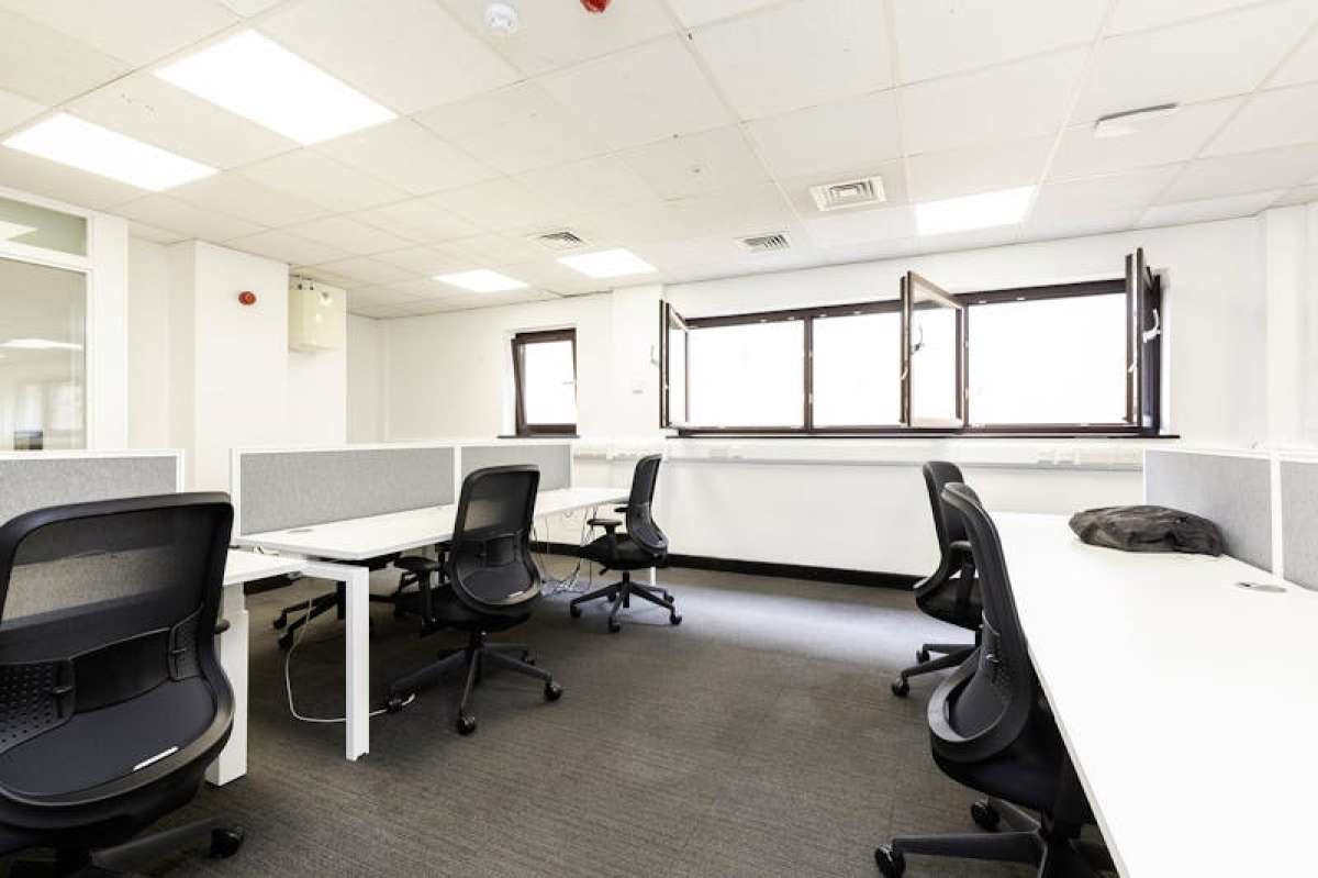 Retail/Shop in London - photo 4