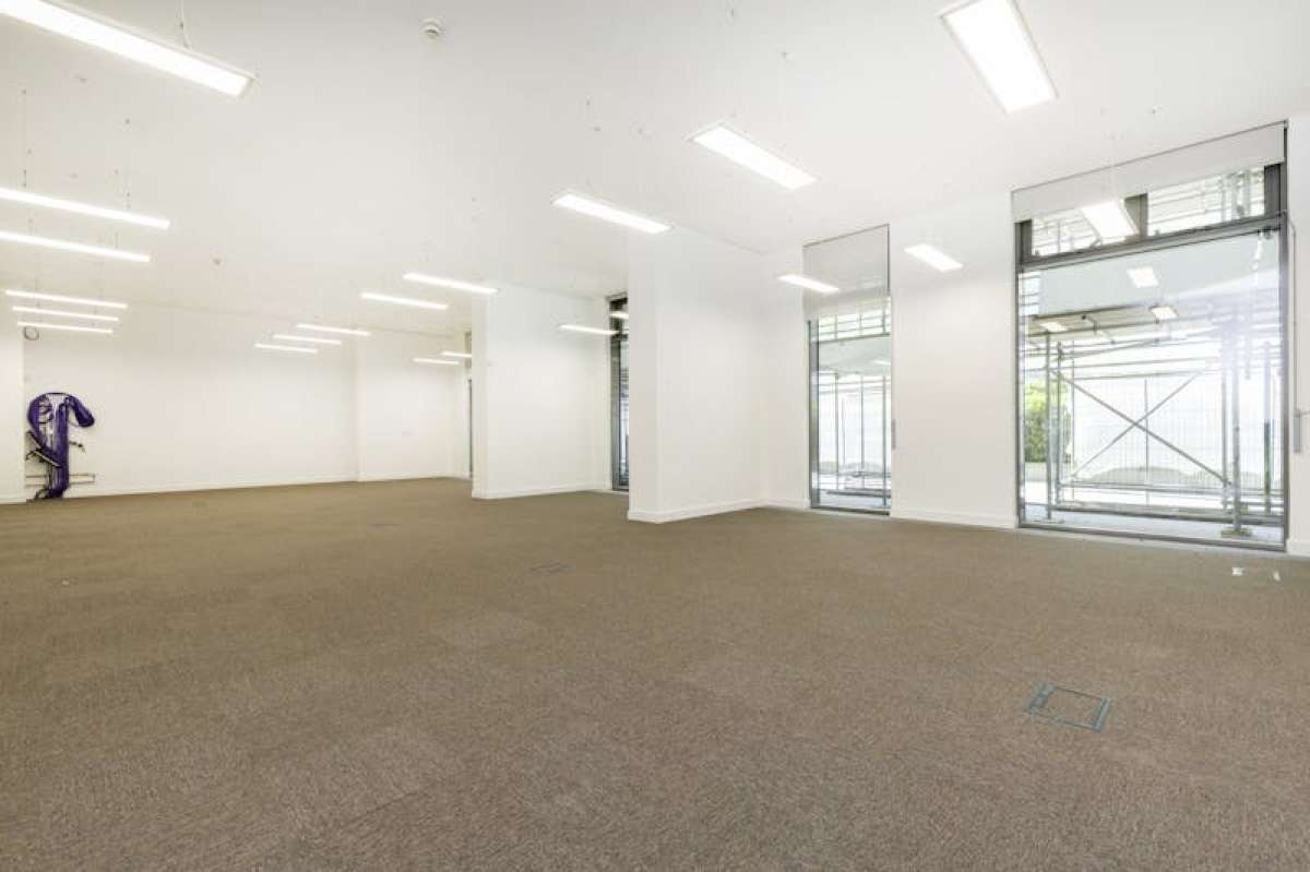 Retail/Shop in London - photo 4