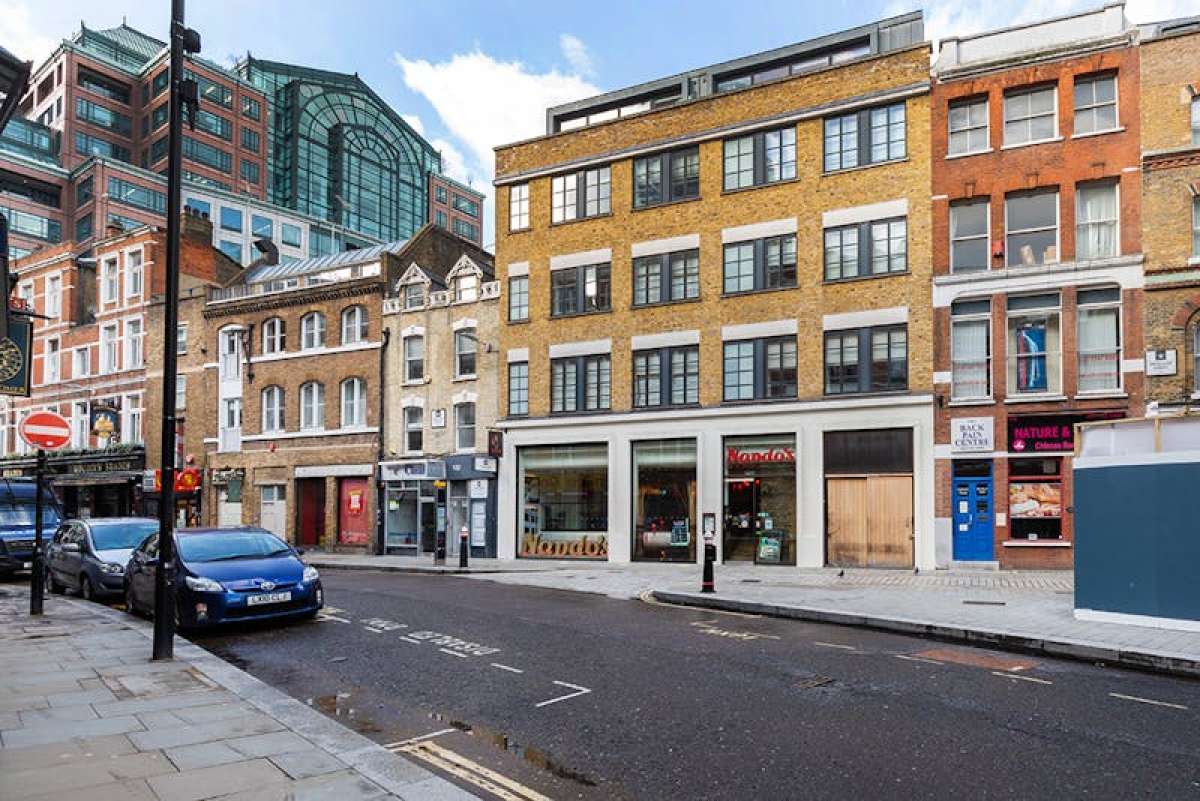 Retail/Shop in London - photo 2