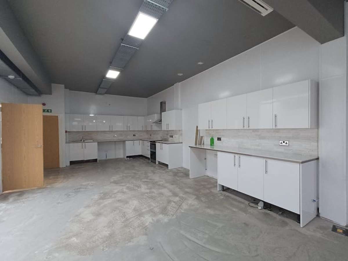 Retail/Shop in Crawley - photo 2