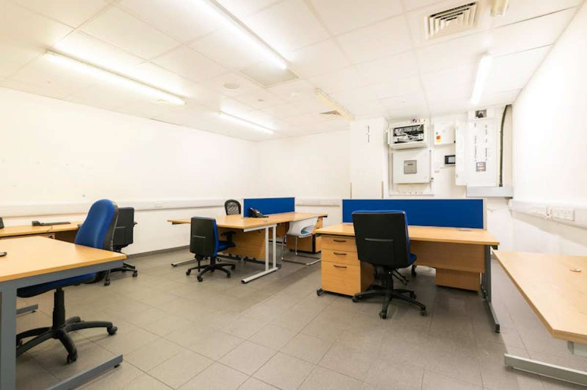 Retail/Shop in London - photo 4