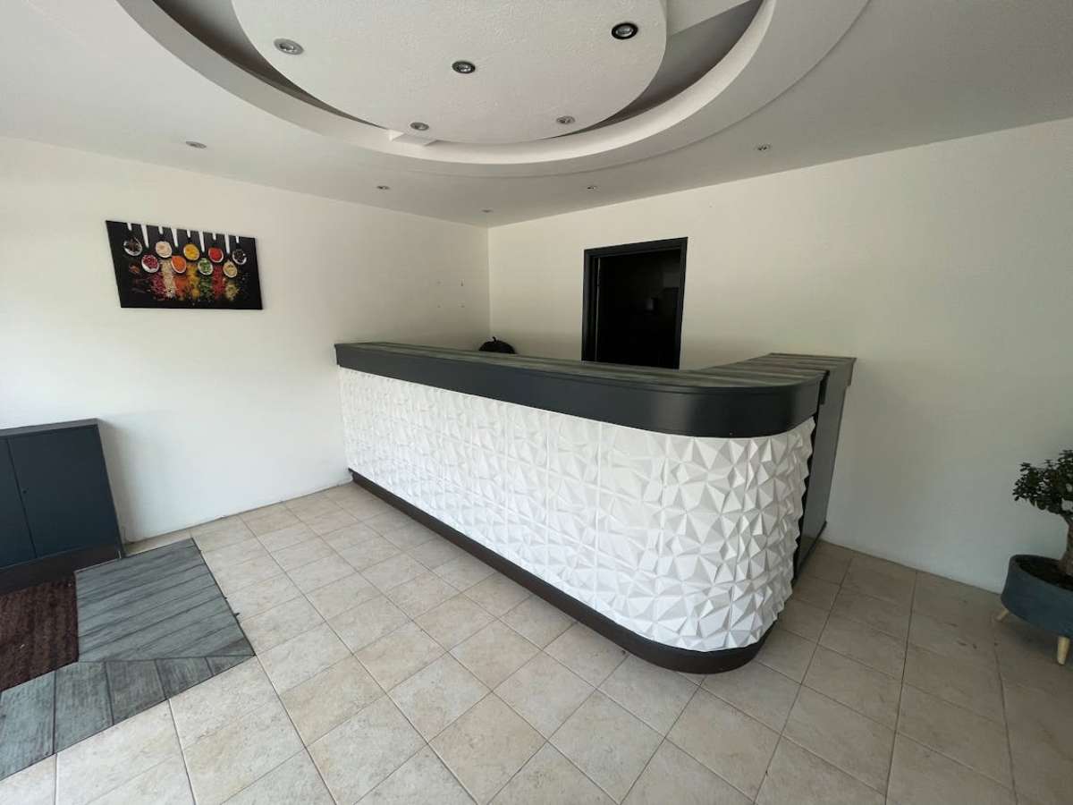 Retail/Shop in Bournemouth - photo 2