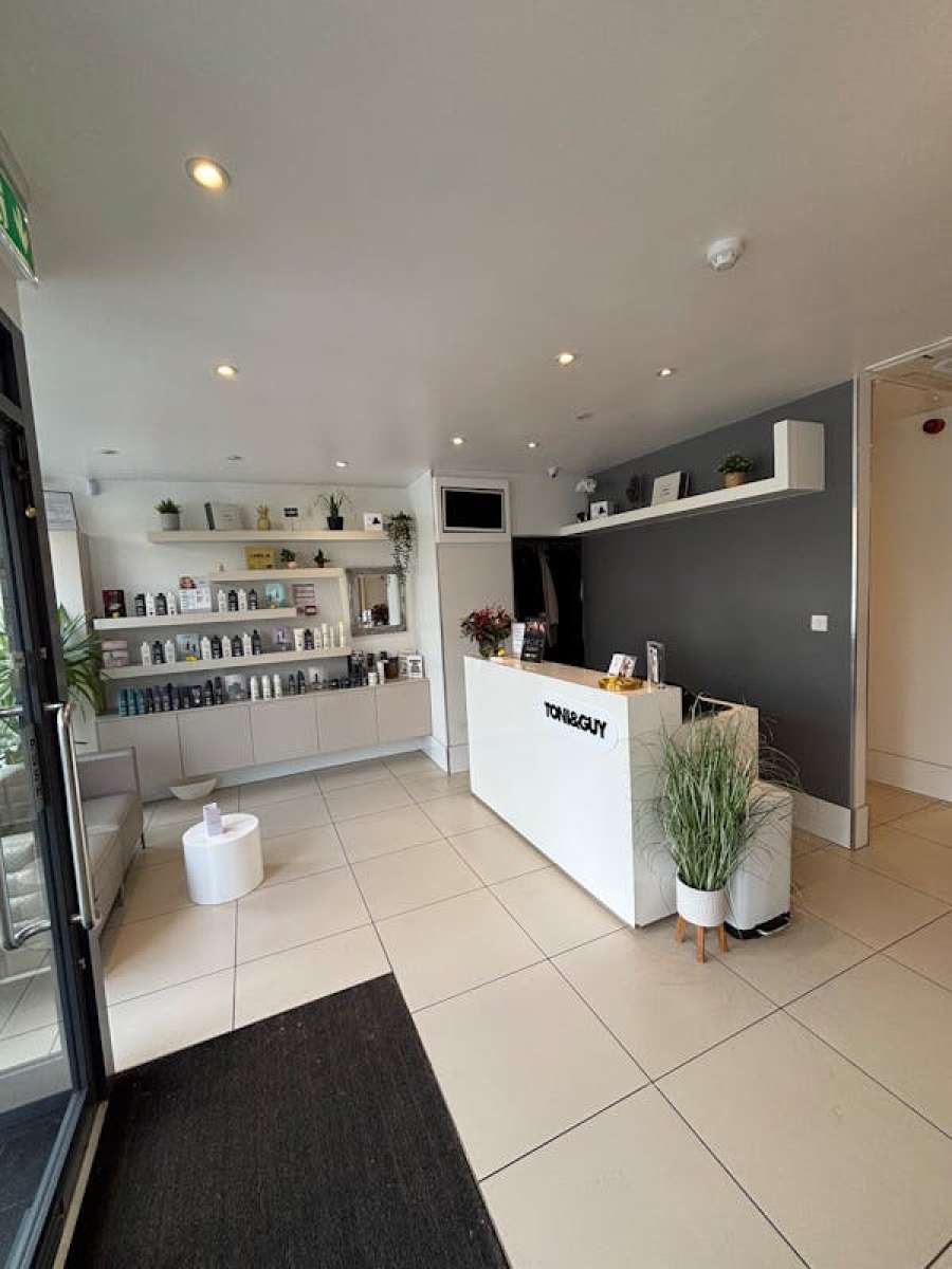 Retail/Shop in Virginia Water - photo 2