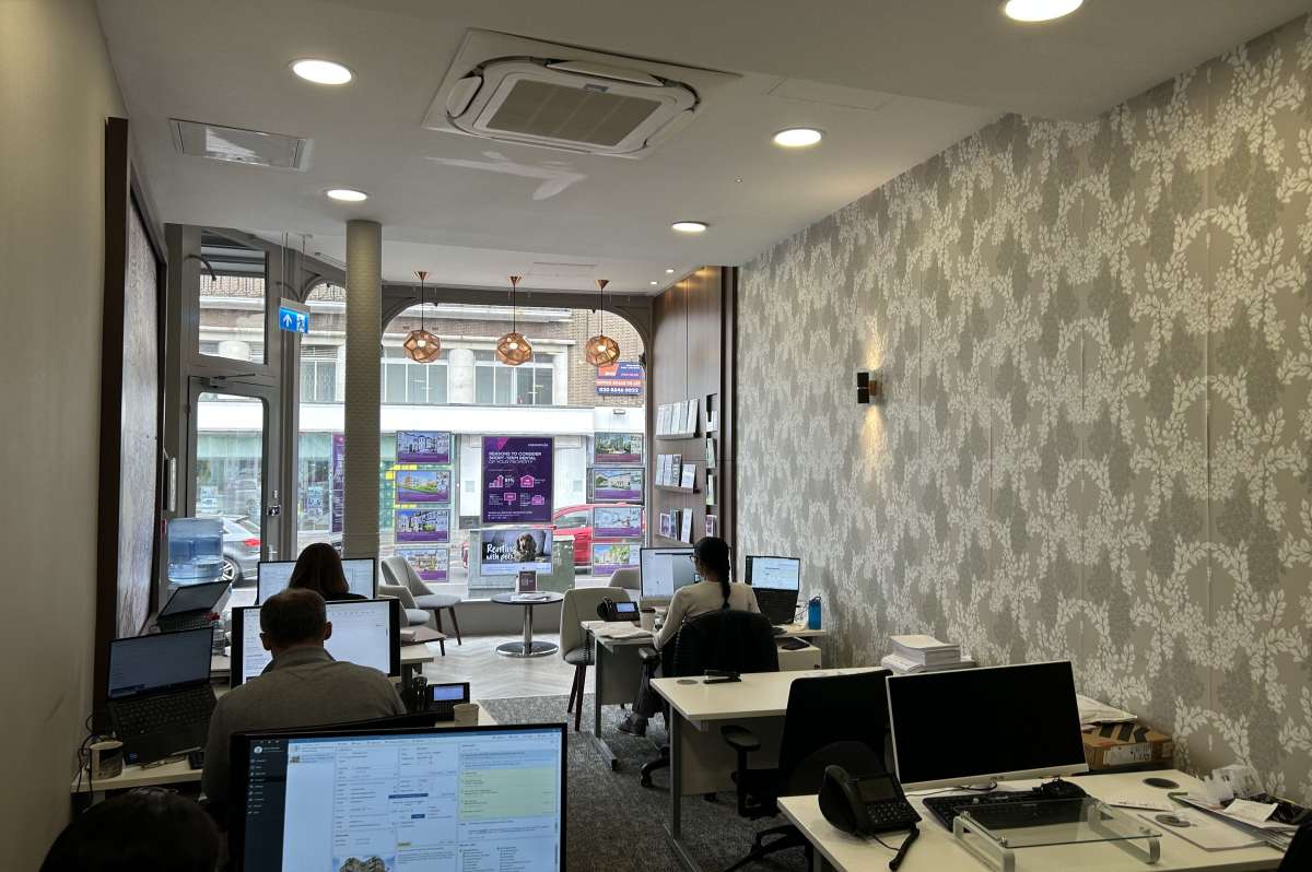 Retail/Shop in London - photo 3