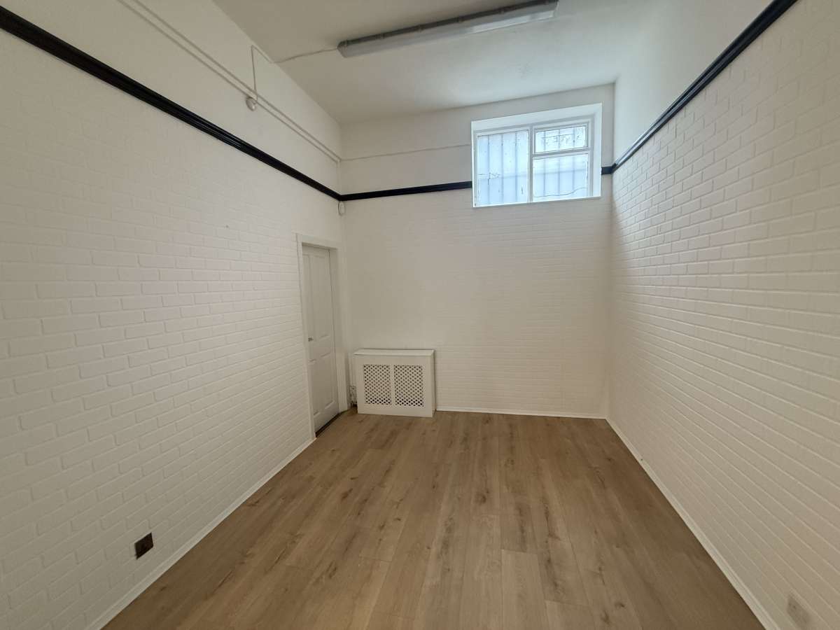 Retail/Shop in Inverness - photo 4