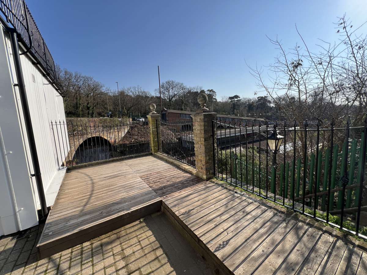 Retail/Shop in Weybridge - photo 3