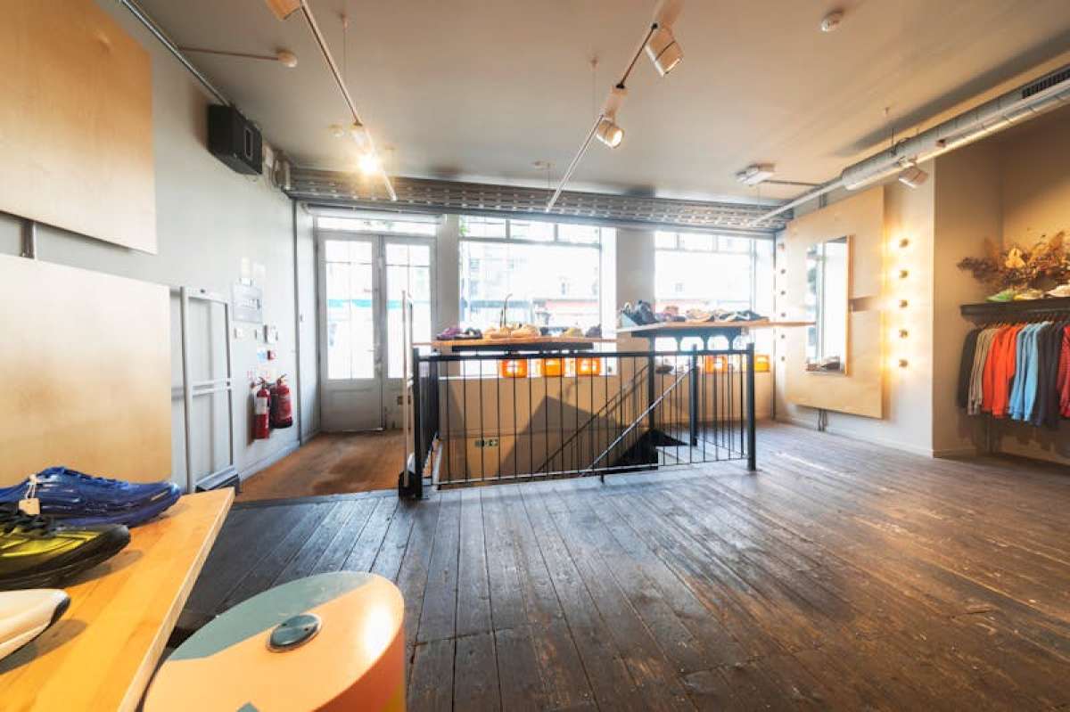 Retail/Shop in London - photo 4