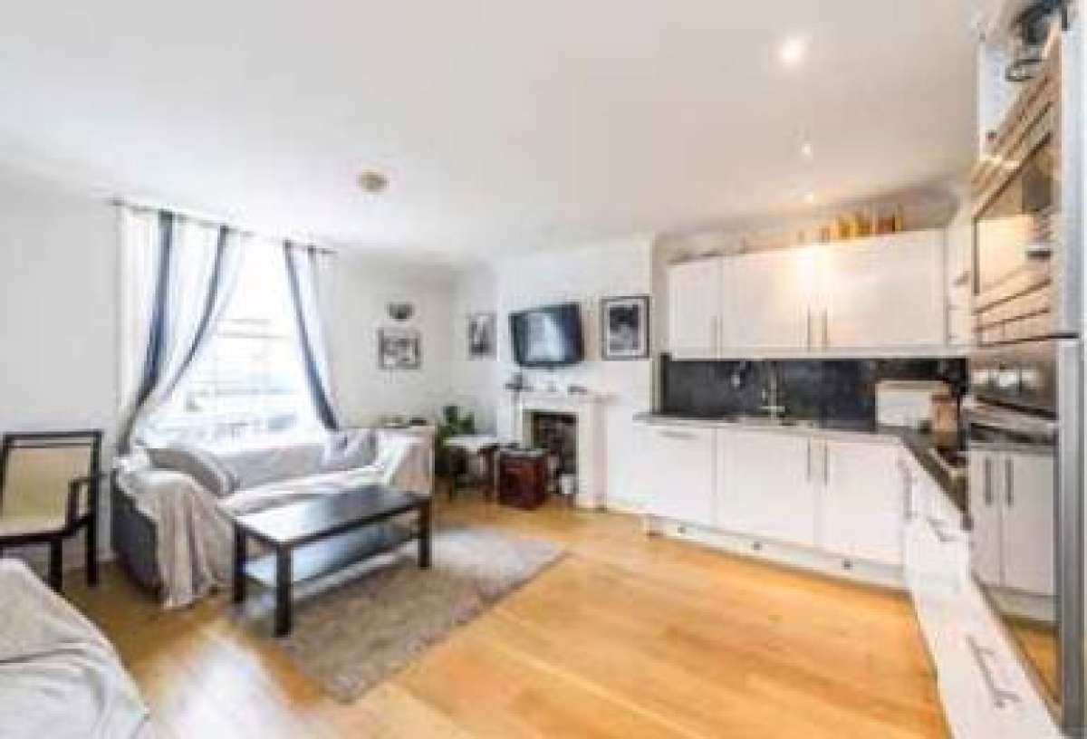 Retail/Shop in London - photo 3