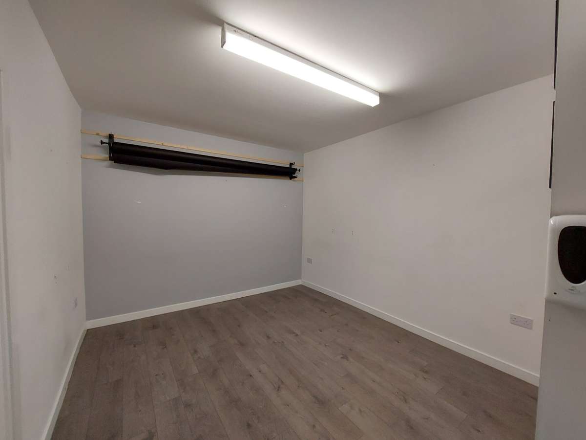 Retail/Shop in Kilmarnock - photo 4